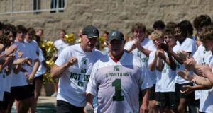 El equipo de fútbol americano de Mountain Brook muestra su apoyo a Tony “Hot Dog” Morton El equipo de fútbol americano de Mountain Brook muestra su apoyo a Tony "Hot Dog" Morton