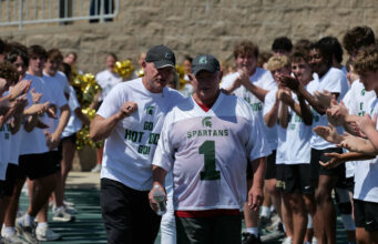 El equipo de fútbol americano de Mountain Brook muestra su apoyo a Tony “Hot Dog” Morton El equipo de fútbol americano de Mountain Brook muestra su apoyo a Tony "Hot Dog" Morton