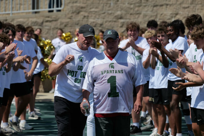 El equipo de fútbol americano de Mountain Brook muestra su apoyo a Tony “Hot Dog” Morton El equipo de fútbol americano de Mountain Brook muestra su apoyo a Tony "Hot Dog" Morton