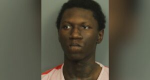 Joven de 19 años acusado en relación con robo y tiroteo en el vecindario de Eastlake Joven de 19 años acusado en relación con robo y tiroteo en el vecindario de Eastlake