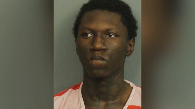 Joven de 19 años acusado en relación con robo y tiroteo en el vecindario de Eastlake Joven de 19 años acusado en relación con robo y tiroteo en el vecindario de Eastlake