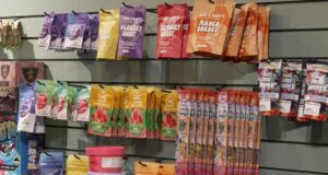 La gobernadora Ivey firma un proyecto de ley que regula los productos de cáñamo en Alabama La gobernadora Ivey firma un proyecto de ley que regula los productos de cáñamo en Alabama