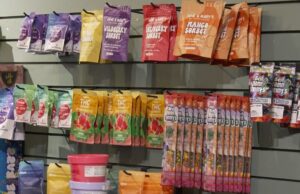 La gobernadora Ivey firma un proyecto de ley que regula los productos de cáñamo en Alabama La gobernadora Ivey firma un proyecto de ley que regula los productos de cáñamo en Alabama