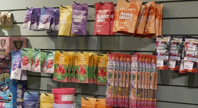 La gobernadora Ivey firma un proyecto de ley que regula los productos de cáñamo en Alabama La gobernadora Ivey firma un proyecto de ley que regula los productos de cáñamo en Alabama