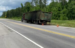 Las ruedas de un camión de 18 ruedas se incendiaron la mañana del lunes en Centreville Las ruedas de un camión de 18 ruedas se incendiaron la mañana del lunes en Centreville