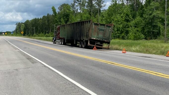 Las ruedas de un camión de 18 ruedas se incendiaron la mañana del lunes en Centreville Las ruedas de un camión de 18 ruedas se incendiaron la mañana del lunes en Centreville