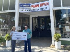 Negocios del centro de Athens reciben más de $20,000 en fondos de ayuda por tornados Negocios del centro de Athens reciben más de $20,000 en fondos de ayuda por tornados