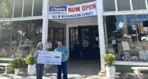 Negocios del centro de Athens reciben más de $20,000 en fondos de ayuda por tornados Negocios del centro de Athens reciben más de $20,000 en fondos de ayuda por tornados