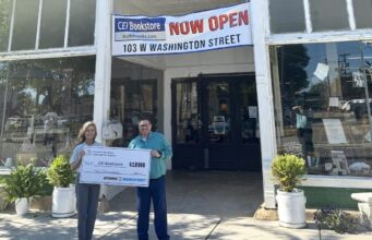 Negocios del centro de Athens reciben más de $20,000 en fondos de ayuda por tornados Negocios del centro de Athens reciben más de $20,000 en fondos de ayuda por tornados