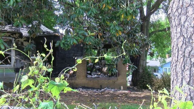Oficial de control animal salva a 5 perros de un incendio en una casa en Fairfield