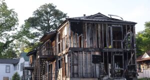 Propiedad deteriorada en Birmingham demolida tras demanda municipal Propiedad deteriorada en Birmingham demolida tras demanda municipal