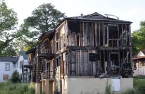 Propiedad deteriorada en Birmingham demolida tras demanda municipal Propiedad deteriorada en Birmingham demolida tras demanda municipal