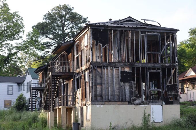 Propiedad deteriorada en Birmingham demolida tras demanda municipal Propiedad deteriorada en Birmingham demolida tras demanda municipal