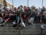 Asaltos a camiones de ayuda en Gaza aumentan por desesperación de la población Asaltos a camiones de ayuda en Gaza aumentan por desesperación de la población