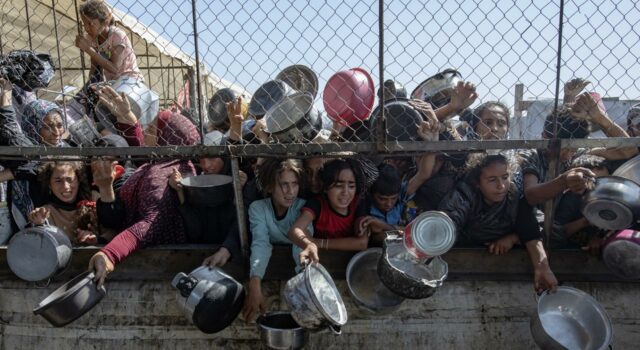 Asaltos a camiones de ayuda en Gaza aumentan por desesperación de la población Asaltos a camiones de ayuda en Gaza aumentan por desesperación de la población