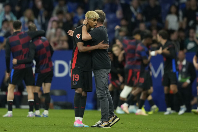 Barcelona se consagra campeón de la Liga tras ganar el derbi 0-2