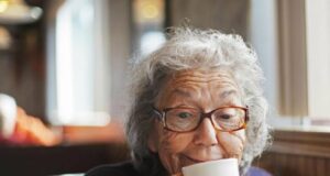 Beber más de 4 tazas de café al día podría ayudarte a envejecer de forma más saludable Beber más de 4 tazas de café al día podría ayudarte a envejecer de forma más saludable