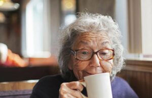 Beber más de 4 tazas de café al día podría ayudarte a envejecer de forma más saludable Beber más de 4 tazas de café al día podría ayudarte a envejecer de forma más saludable