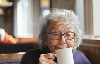 Beber más de 4 tazas de café al día podría ayudarte a envejecer de forma más saludable Beber más de 4 tazas de café al día podría ayudarte a envejecer de forma más saludable