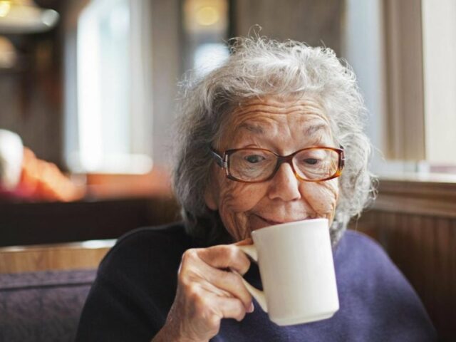 Beber más de 4 tazas de café al día podría ayudarte a envejecer de forma más saludable