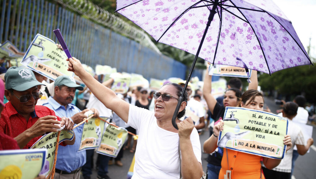 Ciudadanos entregan 7.000 firmas en rechazo a la minería en El Salvador Ciudadanos entregan 7.000 firmas en rechazo a la minería en El Salvador