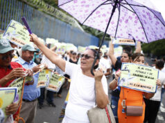 Ciudadanos entregan 7.000 firmas en rechazo a la minería en El Salvador Ciudadanos entregan 7.000 firmas en rechazo a la minería en El Salvador