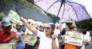 Ciudadanos entregan 7.000 firmas en rechazo a la minería en El Salvador Ciudadanos entregan 7.000 firmas en rechazo a la minería en El Salvador