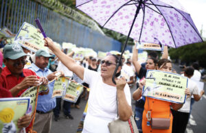Ciudadanos entregan 7.000 firmas en rechazo a la minería en El Salvador Ciudadanos entregan 7.000 firmas en rechazo a la minería en El Salvador