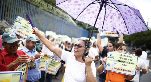 Ciudadanos entregan 7.000 firmas en rechazo a la minería en El Salvador Ciudadanos entregan 7.000 firmas en rechazo a la minería en El Salvador