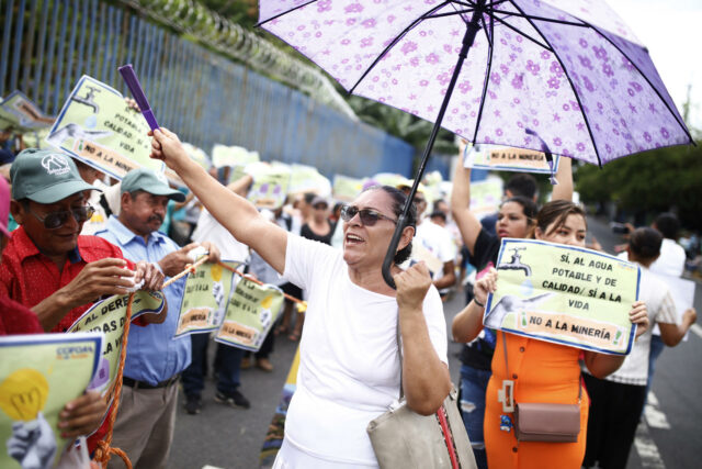 Ciudadanos entregan 7.000 firmas en rechazo a la minería en El Salvador