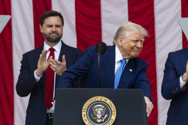 Corte de apelaciones favorece a Trump y restablece temporalmente sus aranceles