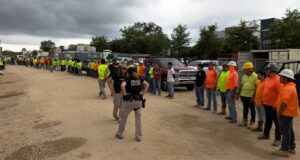 Detienen a más de 100 migrantes latinoamericanos en construcción en Florida Detienen a más de 100 migrantes latinoamericanos en construcción en Florida