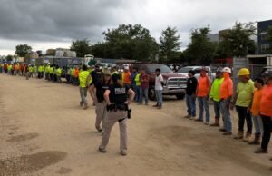 Detienen a más de 100 migrantes latinoamericanos en construcción en Florida Detienen a más de 100 migrantes latinoamericanos en construcción en Florida