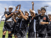 El equipo de fútbol masculino de Collinsville High School conquista su segundo título estatal en la historia de la escuela