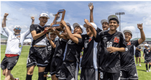 El equipo de fútbol masculino de Collinsville High School conquista su segundo título estatal en la historia de la escuela El equipo de fútbol masculino de Collinsville High School conquista su segundo título estatal en la historia de la escuela