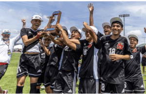 El equipo de fútbol masculino de Collinsville High School conquista su segundo título estatal en la historia de la escuela El equipo de fútbol masculino de Collinsville High School conquista su segundo título estatal en la historia de la escuela