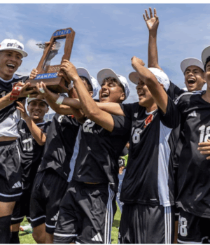 El equipo de fútbol masculino de Collinsville High School conquista su segundo título estatal en la historia de la escuela El equipo de fútbol masculino de Collinsville High School conquista su segundo título estatal en la historia de la escuela