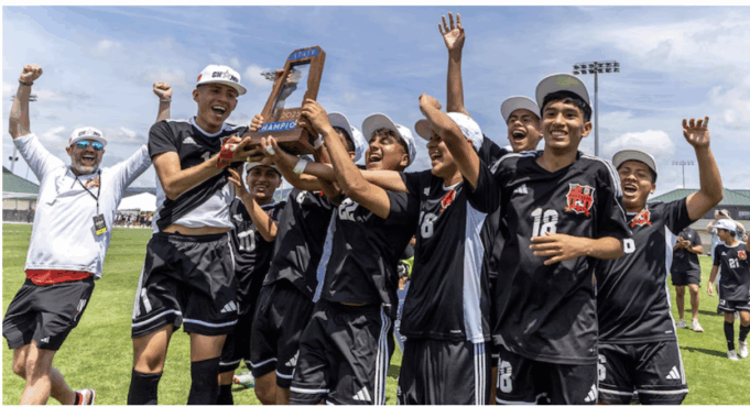 El equipo de fútbol masculino de Collinsville High School conquista su segundo título estatal en la historia de la escuela El equipo de fútbol masculino de Collinsville High School conquista su segundo título estatal en la historia de la escuela