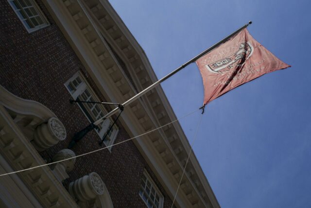 Estudiantes de Harvard denuncian ambiente hostil por políticas restrictivas de Trump