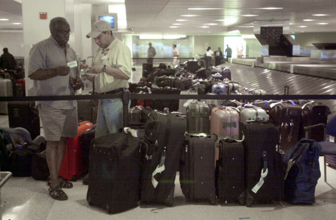 Fallo de controladores provoca cancelación de cien vuelos en Newark Fallo de controladores provoca cancelación de cien vuelos en Newark