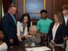Gobernadora Ivey firma ley que prohíbe celulares en escuelas públicas Alabama Gobernadora Ivey firma ley que prohíbe celulares en escuelas públicas Alabama