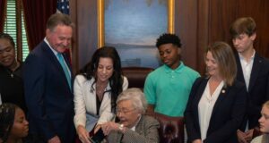 Gobernadora Ivey firma ley que prohíbe celulares en escuelas públicas Alabama Gobernadora Ivey firma ley que prohíbe celulares en escuelas públicas Alabama