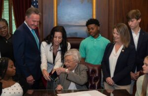 Gobernadora Ivey firma ley que prohíbe celulares en escuelas públicas Alabama Gobernadora Ivey firma ley que prohíbe celulares en escuelas públicas Alabama