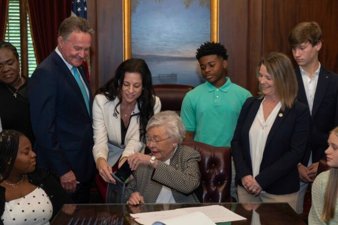 Gobernadora Ivey firma ley que prohíbe celulares en escuelas públicas Alabama Gobernadora Ivey firma ley que prohíbe celulares en escuelas públicas Alabama
