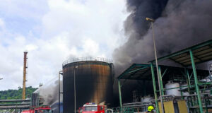 Incendio en principal refinería de Ecuador no deja víctimas, solo daños materiales Incendio en principal refinería de Ecuador no deja víctimas, solo daños materiales