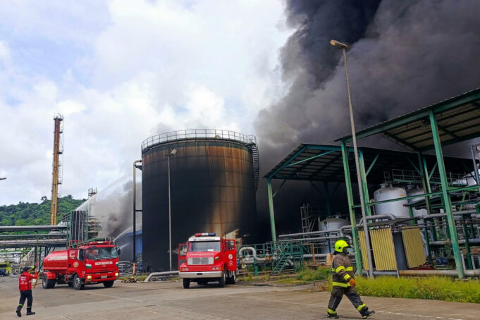 Incendio en principal refinería de Ecuador no deja víctimas, solo daños materiales Incendio en principal refinería de Ecuador no deja víctimas, solo daños materiales