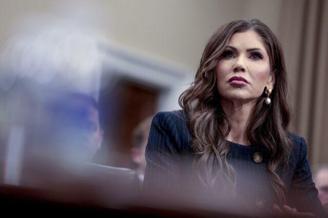 Inician una investigación al exjefe del FBI por supuesta amenaza dirigida a Trump