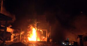 Israel bombardea puerto yemení tras ataque con misil en Tel Aviv Israel bombardea puerto yemení tras ataque con misil en Tel Aviv