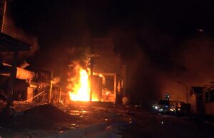 Israel bombardea puerto yemení tras ataque con misil en Tel Aviv Israel bombardea puerto yemení tras ataque con misil en Tel Aviv