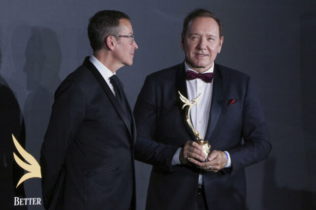Kevin Spacey se compara con Kirk Douglas, víctima de la caza de brujas